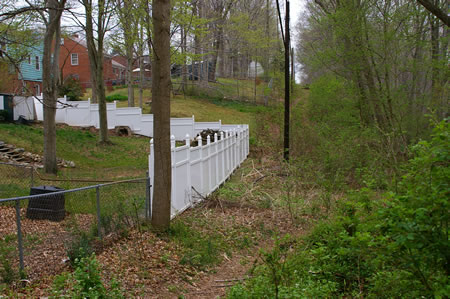 The trail follows the telephone cable behind the homes on the left.