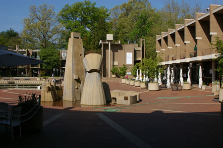 Once back in the plaza you can turn left to visit the Reston Museum.