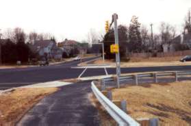 Arrive at the intersection with the Fairfax Co Pkwy.  Turn right to follow the trail along the Pkwy